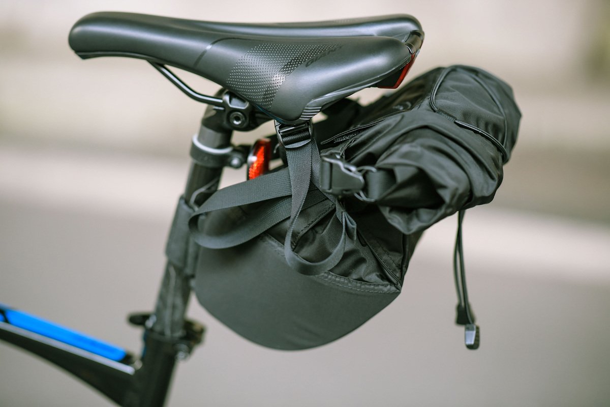 自転車通勤のおしゃれで便利なアイテム ロードバイクのサドルに付けるシートバッグが気になる Forza Style ファッション ライフスタイル フォルツァスタイル