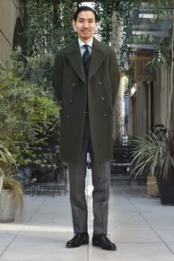 堅めなスーツの雰囲気を柔らげるグリーンのカセンティーノ地コートの魅力とは