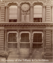 1853年、店舗の正面にニューヨーク初の公共時計『アトラスクロック』を設置。以来、この時計がティファニーの象徴に。